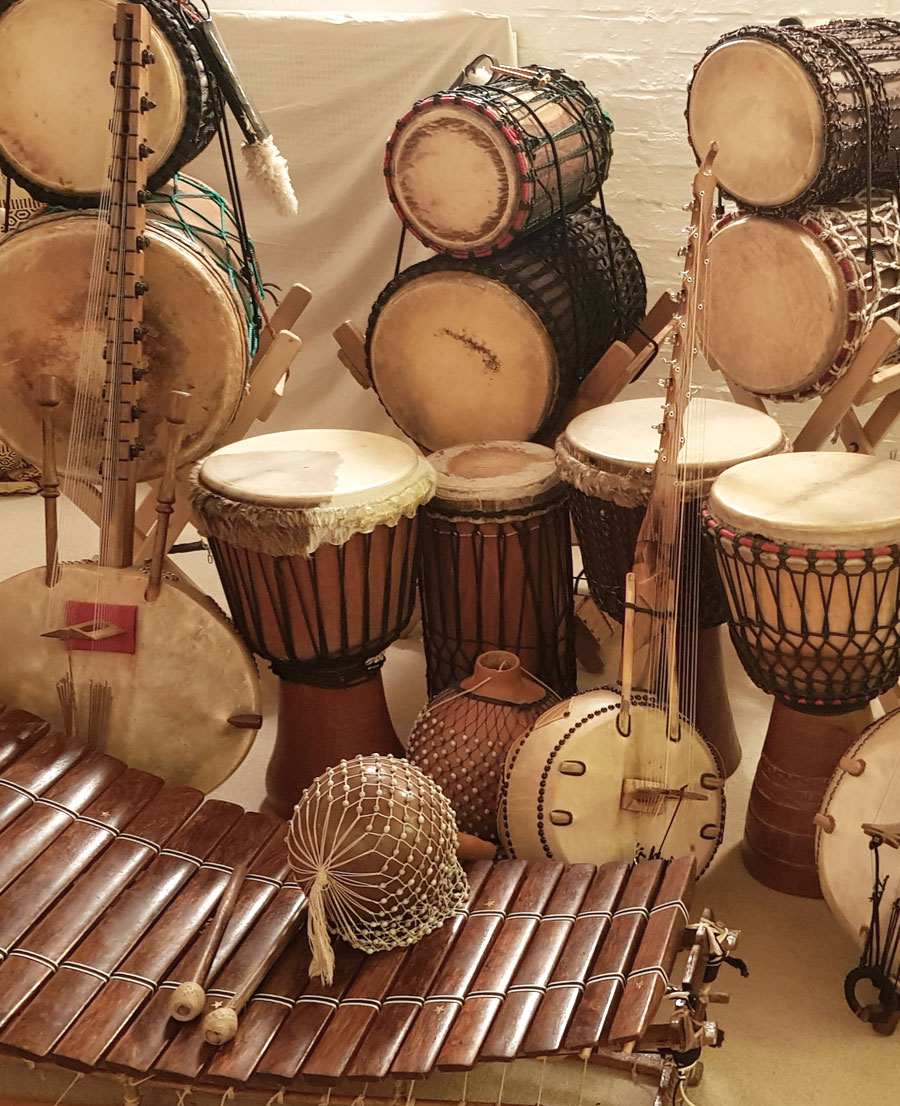 Auswahl an Djembés, Balafonen und Ngonis in der Musikschule Djembe Drumming in Braunschweig